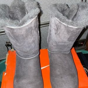 Gray bow Uggs